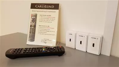 Der er opsat to HDMI vg dser samt en USB vg dse for nem tilslutning i tv?et, samt en kort manual om hvordan system benyttes.