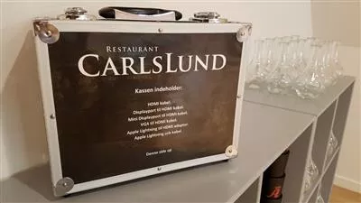 Alt i kabler ? og vi mener ?alt i kabler?. Vi har lavet fronten om p denne flightcase, som nu viser Carlslunds logo samt hvilke kabler som flightcasen indeholder. Simpelt men ikke mindst prsentabelt.