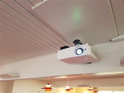 I begge lokaler er der monteret en lys strk Panasonic projektor, med 5500 Ansi lumen, hvilket passer perfekt til begge lokaler.