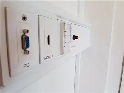 Der er opsat en kabelbakke, for at dkke de gamle installationer. Der er monteret en VGA samt HDMI indgang. Al betjening foregr via et programmeret panel, som kontrollerer projektoren fuldt ud som den originale fjernbetjening - Dog mere simpelt.