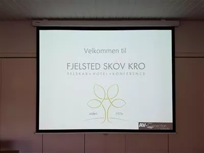 Begge projektorer er programmeret til at vise et bestemt billede ved opstart. S der bydes velkommen til gster og kursister.