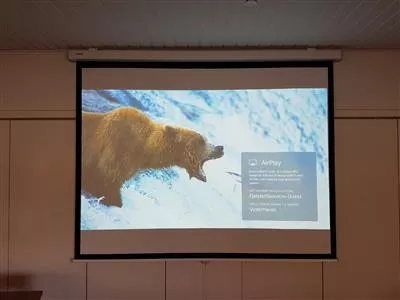 En Apple TV4 er tilsluttet direkte til projektoren, og sat op som konference udstyr. Dette gr at man som bruger af iPhone/iPad/Macbook hurtigt og nemt kan spejle sin iPhone/iPad/Macbook?s billede direkte til projektoren trdlst.