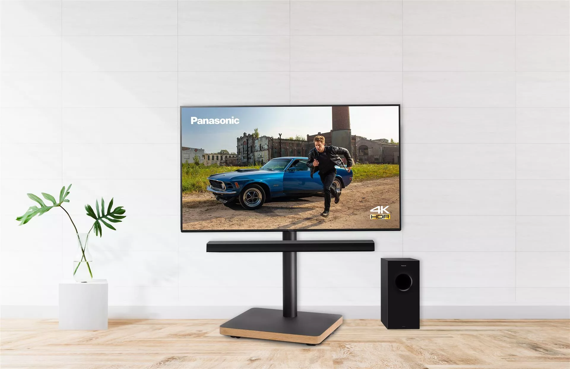 55" 4K LED-TV m.soundbar på stand