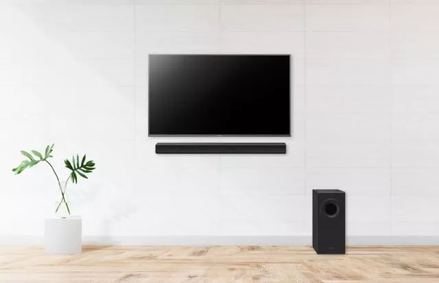 40" 4K LED-TV m.soundbar på væg
